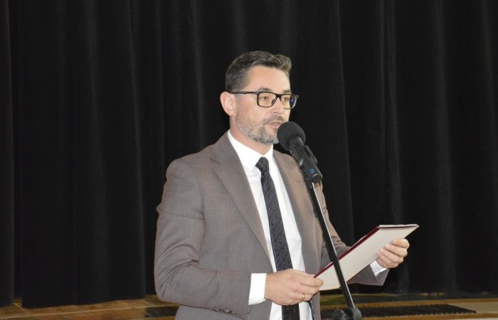 11 października w naszej szkole odbyła się akademia z okazji Dnia Edukacji Narodowej przygotowana przez uczniów klasy 6 b. Na początku spotkania głos zabrali: pan Damian Bereżański - Zastępca Burmistrza Pasłęka, Pani Agnieszka Cieklińska - Dyrektor szkoły oraz Pani Anna Szymanek - Przewodnicząca Rady Rodziców, którzy podziękowali nauczycielom i pracownikom za trud wkładany w edukację i życzyli dalszych sukcesów dydaktyczno-wychowawczych. Następnie Pan Damian Bereżański wręczył Pani Magdalenie Leśniowskiej - nauczycielce wychowania przedszkolnego - nagrodę burmistrza za przepracowane lata i ogrom pracy wkładany w opiekę i wychowanie przedszkolaków. Z kolei Pani Dyrektor wręczyła wszystkim pracownikom nagrody i podziękowania. Po części oficjalnej mieliśmy okazję obejrzeć przedstawienie w postaci humorystycznych scenek z życia szkolnego.
Ten dzień był pełen wrażeń i pozytywnych emocji.