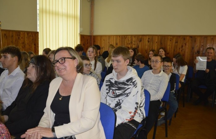 11 października w naszej szkole odbyła się akademia z okazji Dnia Edukacji Narodowej przygotowana przez uczniów klasy 6 b. Na początku spotkania głos zabrali: pan Damian Bereżański - Zastępca Burmistrza Pasłęka, Pani Agnieszka Cieklińska - Dyrektor szkoły oraz Pani Anna Szymanek - Przewodnicząca Rady Rodziców, którzy podziękowali nauczycielom i pracownikom za trud wkładany w edukację i życzyli dalszych sukcesów dydaktyczno-wychowawczych. Następnie Pan Damian Bereżański wręczył Pani Magdalenie Leśniowskiej - nauczycielce wychowania przedszkolnego - nagrodę burmistrza za przepracowane lata i ogrom pracy wkładany w opiekę i wychowanie przedszkolaków. Z kolei Pani Dyrektor wręczyła wszystkim pracownikom nagrody i podziękowania. Po części oficjalnej mieliśmy okazję obejrzeć przedstawienie w postaci humorystycznych scenek z życia szkolnego.
Ten dzień był pełen wrażeń i pozytywnych emocji.