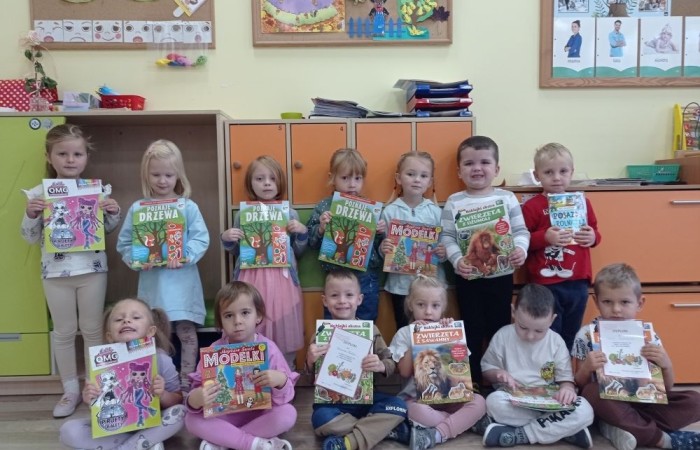 Konkurs plastyczny pt.” Warzywne kukiełki”

Jesień zachęca nas do korzystania z jej darów.
Warzywa, oprócz witamin mogą stać się źródłem dobrej zabawy. Świeże, zdrowe i kolorowe stały się inspiracją twórczą dla dzieci z grupy Leśne Skrzaty, które w ramach konkursu razem ze swoimi rodzicami, wykonały warzywne kukiełki.
Wszystkim twórcom warzywnych kukiełek i cudaków gratulujemy kreatywności!