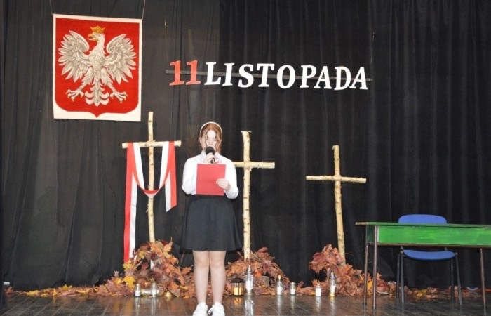 Dnia 8 listopada w naszej szkole odbyła się uroczysta akademia z okazji Święta Niepodległości przygotowana przez kl. Vb. Upamiętniła ona 106 rocznicę odzyskania niepodległości przez Polskę.
W czasie uroczystości kl. Vb zaprezentowała utwory patriotyczne, w tym pieśni, wiersze, listy.
W tle słyszeliśmy utwory Chopina.
Pantomima przygotowana przez klasę prowadzącą oddała dramaturgię rozbiorów Polski przez zaborców.
Uroczystość otworzyła Tydzień Patriotyczny, który w naszej szkole potrwa do 15 listopada.
