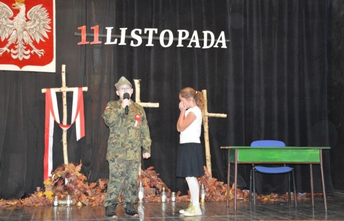 Dnia 8 listopada w naszej szkole odbyła się uroczysta akademia z okazji Święta Niepodległości przygotowana przez kl. Vb. Upamiętniła ona 106 rocznicę odzyskania niepodległości przez Polskę.
W czasie uroczystości kl. Vb zaprezentowała utwory patriotyczne, w tym pieśni, wiersze, listy.
W tle słyszeliśmy utwory Chopina.
Pantomima przygotowana przez klasę prowadzącą oddała dramaturgię rozbiorów Polski przez zaborców.
Uroczystość otworzyła Tydzień Patriotyczny, który w naszej szkole potrwa do 15 listopada.
