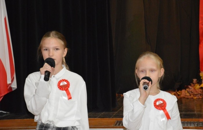 Dnia 8 listopada w naszej szkole odbyła się uroczysta akademia z okazji Święta Niepodległości przygotowana przez kl. Vb. Upamiętniła ona 106 rocznicę odzyskania niepodległości przez Polskę.
W czasie uroczystości kl. Vb zaprezentowała utwory patriotyczne, w tym pieśni, wiersze, listy.
W tle słyszeliśmy utwory Chopina.
Pantomima przygotowana przez klasę prowadzącą oddała dramaturgię rozbiorów Polski przez zaborców.
Uroczystość otworzyła Tydzień Patriotyczny, który w naszej szkole potrwa do 15 listopada.
