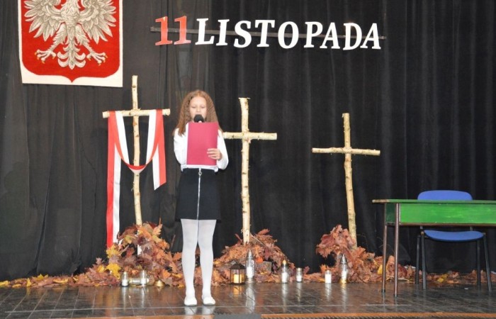 Dnia 8 listopada w naszej szkole odbyła się uroczysta akademia z okazji Święta Niepodległości przygotowana przez kl. Vb. Upamiętniła ona 106 rocznicę odzyskania niepodległości przez Polskę.
W czasie uroczystości kl. Vb zaprezentowała utwory patriotyczne, w tym pieśni, wiersze, listy.
W tle słyszeliśmy utwory Chopina.
Pantomima przygotowana przez klasę prowadzącą oddała dramaturgię rozbiorów Polski przez zaborców.
Uroczystość otworzyła Tydzień Patriotyczny, który w naszej szkole potrwa do 15 listopada.
