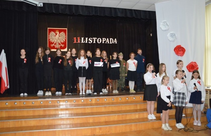 Dnia 8 listopada w naszej szkole odbyła się uroczysta akademia z okazji Święta Niepodległości przygotowana przez kl. Vb. Upamiętniła ona 106 rocznicę odzyskania niepodległości przez Polskę.
W czasie uroczystości kl. Vb zaprezentowała utwory patriotyczne, w tym pieśni, wiersze, listy.
W tle słyszeliśmy utwory Chopina.
Pantomima przygotowana przez klasę prowadzącą oddała dramaturgię rozbiorów Polski przez zaborców.
Uroczystość otworzyła Tydzień Patriotyczny, który w naszej szkole potrwa do 15 listopada.
