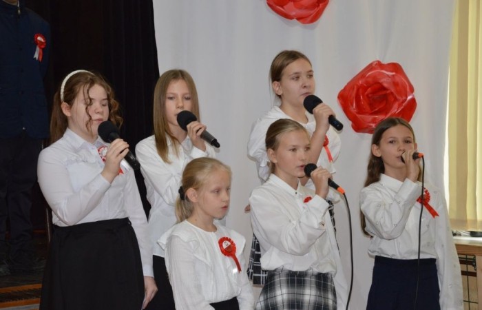 Dnia 8 listopada w naszej szkole odbyła się uroczysta akademia z okazji Święta Niepodległości przygotowana przez kl. Vb. Upamiętniła ona 106 rocznicę odzyskania niepodległości przez Polskę.
W czasie uroczystości kl. Vb zaprezentowała utwory patriotyczne, w tym pieśni, wiersze, listy.
W tle słyszeliśmy utwory Chopina.
Pantomima przygotowana przez klasę prowadzącą oddała dramaturgię rozbiorów Polski przez zaborców.
Uroczystość otworzyła Tydzień Patriotyczny, który w naszej szkole potrwa do 15 listopada.
