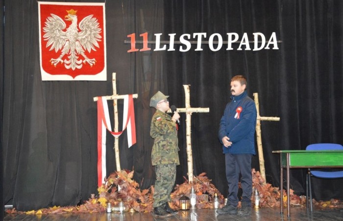 Dnia 8 listopada w naszej szkole odbyła się uroczysta akademia z okazji Święta Niepodległości przygotowana przez kl. Vb. Upamiętniła ona 106 rocznicę odzyskania niepodległości przez Polskę.
W czasie uroczystości kl. Vb zaprezentowała utwory patriotyczne, w tym pieśni, wiersze, listy.
W tle słyszeliśmy utwory Chopina.
Pantomima przygotowana przez klasę prowadzącą oddała dramaturgię rozbiorów Polski przez zaborców.
Uroczystość otworzyła Tydzień Patriotyczny, który w naszej szkole potrwa do 15 listopada.
