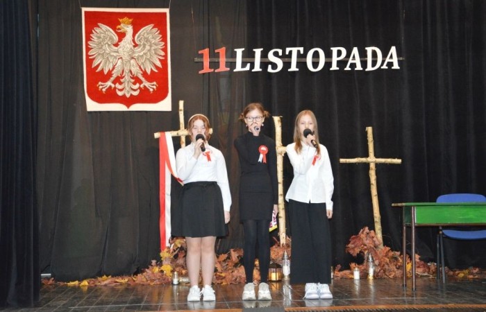 Dnia 8 listopada w naszej szkole odbyła się uroczysta akademia z okazji Święta Niepodległości przygotowana przez kl. Vb. Upamiętniła ona 106 rocznicę odzyskania niepodległości przez Polskę.
W czasie uroczystości kl. Vb zaprezentowała utwory patriotyczne, w tym pieśni, wiersze, listy.
W tle słyszeliśmy utwory Chopina.
Pantomima przygotowana przez klasę prowadzącą oddała dramaturgię rozbiorów Polski przez zaborców.
Uroczystość otworzyła Tydzień Patriotyczny, który w naszej szkole potrwa do 15 listopada.

