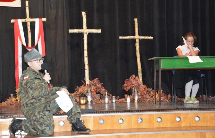 Dnia 8 listopada w naszej szkole odbyła się uroczysta akademia z okazji Święta Niepodległości przygotowana przez kl. Vb. Upamiętniła ona 106 rocznicę odzyskania niepodległości przez Polskę.
W czasie uroczystości kl. Vb zaprezentowała utwory patriotyczne, w tym pieśni, wiersze, listy.
W tle słyszeliśmy utwory Chopina.
Pantomima przygotowana przez klasę prowadzącą oddała dramaturgię rozbiorów Polski przez zaborców.
Uroczystość otworzyła Tydzień Patriotyczny, który w naszej szkole potrwa do 15 listopada.
