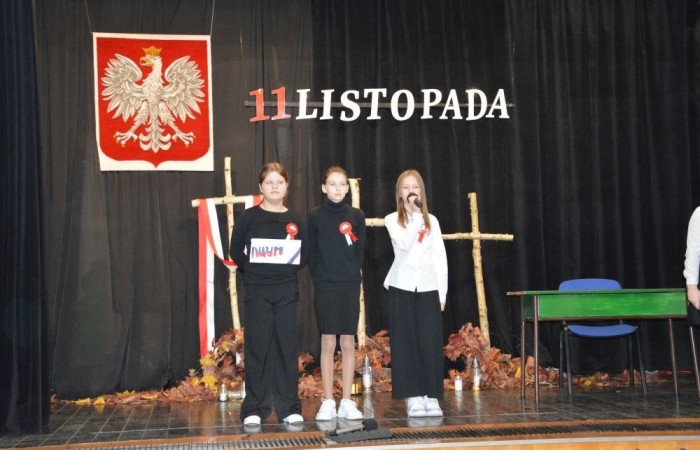 Dnia 8 listopada w naszej szkole odbyła się uroczysta akademia z okazji Święta Niepodległości przygotowana przez kl. Vb. Upamiętniła ona 106 rocznicę odzyskania niepodległości przez Polskę.
W czasie uroczystości kl. Vb zaprezentowała utwory patriotyczne, w tym pieśni, wiersze, listy.
W tle słyszeliśmy utwory Chopina.
Pantomima przygotowana przez klasę prowadzącą oddała dramaturgię rozbiorów Polski przez zaborców.
Uroczystość otworzyła Tydzień Patriotyczny, który w naszej szkole potrwa do 15 listopada.
