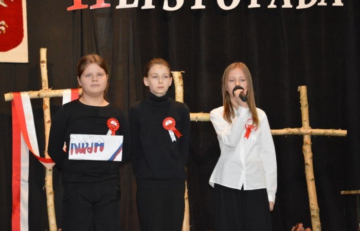 Dnia 8 listopada w naszej szkole odbyła się uroczysta akademia z okazji Święta Niepodległości przygotowana przez kl. Vb. Upamiętniła ona 106 rocznicę odzyskania niepodległości przez Polskę.
W czasie uroczystości kl. Vb zaprezentowała utwory patriotyczne, w tym pieśni, wiersze, listy.
W tle słyszeliśmy utwory Chopina.
Pantomima przygotowana przez klasę prowadzącą oddała dramaturgię rozbiorów Polski przez zaborców.
Uroczystość otworzyła Tydzień Patriotyczny, który w naszej szkole potrwa do 15 listopada.
