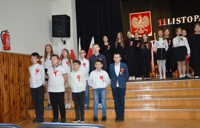 Dnia 8 listopada w naszej szkole odbyła się uroczysta akademia z okazji Święta Niepodległości przygotowana przez kl. Vb. Upamiętniła ona 106 rocznicę odzyskania niepodległości przez Polskę.
W czasie uroczystości kl. Vb zaprezentowała utwory patriotyczne, w tym pieśni, wiersze, listy.
W tle słyszeliśmy utwory Chopina.
Pantomima przygotowana przez klasę prowadzącą oddała dramaturgię rozbiorów Polski przez zaborców.
Uroczystość otworzyła Tydzień Patriotyczny, który w naszej szkole potrwa do 15 listopada.
