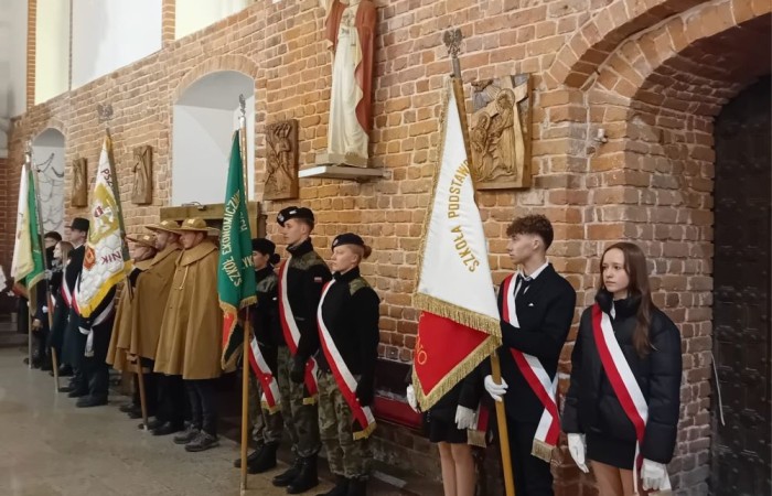 11 listopada to w polskiej tradycji jedno z najważniejszych świąt państwowych. W historii naszej ojczyzny dzień ten zapisał się jako chwila zakończenia I Wojny Światowej, jednak w sercach wszystkich Polaków jest to przede wszystkim moment odzyskania niepodległości po 123 latach niewoli.
Z tej okazji w kościele św Bartłomieja odbyła się uroczysta msza święta w obecności władz miasta oraz pocztów sztandarowych ze wszystkich szkół. Naszą szkołę reprezentowali uczniowie w składzie Oskar Buczak, Joanna Żukowska, Zuzanna Zawidow. Całość uroczystości uświetnił przemarsz z kościoła pod pomnik upamiętniający Odzyskanie Niepodległości przez Polskę.