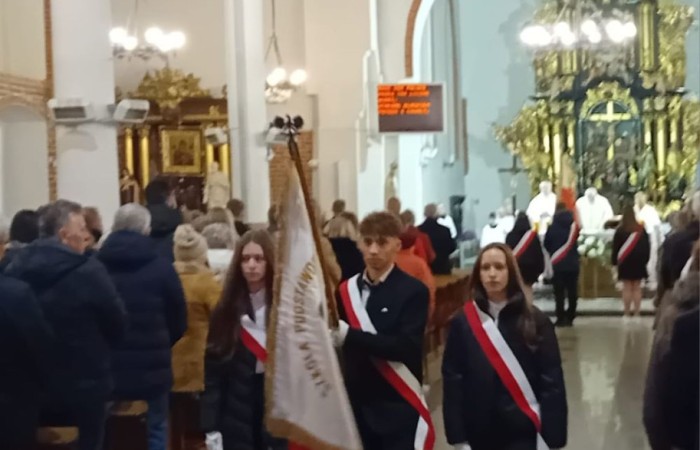 11 listopada to w polskiej tradycji jedno z najważniejszych świąt państwowych. W historii naszej ojczyzny dzień ten zapisał się jako chwila zakończenia I Wojny Światowej, jednak w sercach wszystkich Polaków jest to przede wszystkim moment odzyskania niepodległości po 123 latach niewoli.
Z tej okazji w kościele św Bartłomieja odbyła się uroczysta msza święta w obecności władz miasta oraz pocztów sztandarowych ze wszystkich szkół. Naszą szkołę reprezentowali uczniowie w składzie Oskar Buczak, Joanna Żukowska, Zuzanna Zawidow. Całość uroczystości uświetnił przemarsz z kościoła pod pomnik upamiętniający Odzyskanie Niepodległości przez Polskę.