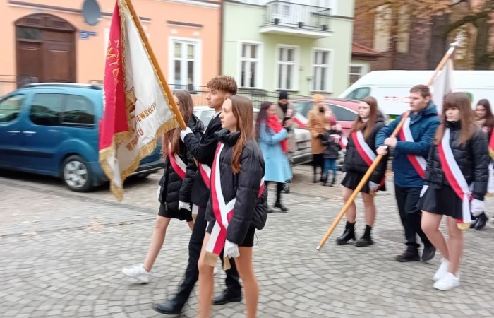 11 listopada to w polskiej tradycji jedno z najważniejszych świąt państwowych. W historii naszej ojczyzny dzień ten zapisał się jako chwila zakończenia I Wojny Światowej, jednak w sercach wszystkich Polaków jest to przede wszystkim moment odzyskania niepodległości po 123 latach niewoli.
Z tej okazji w kościele św Bartłomieja odbyła się uroczysta msza święta w obecności władz miasta oraz pocztów sztandarowych ze wszystkich szkół. Naszą szkołę reprezentowali uczniowie w składzie Oskar Buczak, Joanna Żukowska, Zuzanna Zawidow. Całość uroczystości uświetnił przemarsz z kościoła pod pomnik upamiętniający Odzyskanie Niepodległości przez Polskę.