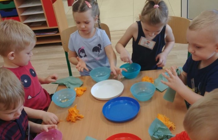 Dzień dyni 

Jak co roku, wraz z końcem października, nasze przedszkolaki obchodziły święto dyni. Tego dnia dzieci miały okazję rozszerzyć swoją wiedzę na temat dyń. Poznaliśmy ich różne rodzaje, sprawdziliśmy co skrywają w środku, a nawet upiekliśmy własne w mikrofalówce :) Dyniowym zabawom nie było końca. Teraz z utęsknieniem będziemy czekać do następnego spotkania :) 
