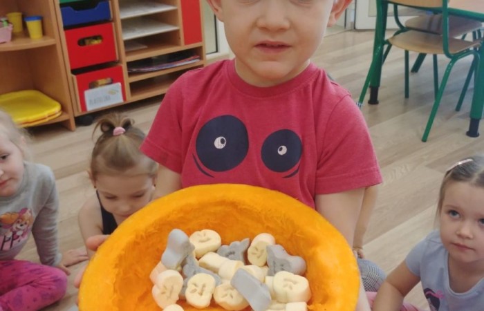 Dzień dyni 

Jak co roku, wraz z końcem października, nasze przedszkolaki obchodziły święto dyni. Tego dnia dzieci miały okazję rozszerzyć swoją wiedzę na temat dyń. Poznaliśmy ich różne rodzaje, sprawdziliśmy co skrywają w środku, a nawet upiekliśmy własne w mikrofalówce :) Dyniowym zabawom nie było końca. Teraz z utęsknieniem będziemy czekać do następnego spotkania :) 
