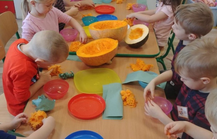 Dzień dyni 

Jak co roku, wraz z końcem października, nasze przedszkolaki obchodziły święto dyni. Tego dnia dzieci miały okazję rozszerzyć swoją wiedzę na temat dyń. Poznaliśmy ich różne rodzaje, sprawdziliśmy co skrywają w środku, a nawet upiekliśmy własne w mikrofalówce :) Dyniowym zabawom nie było końca. Teraz z utęsknieniem będziemy czekać do następnego spotkania :) 
