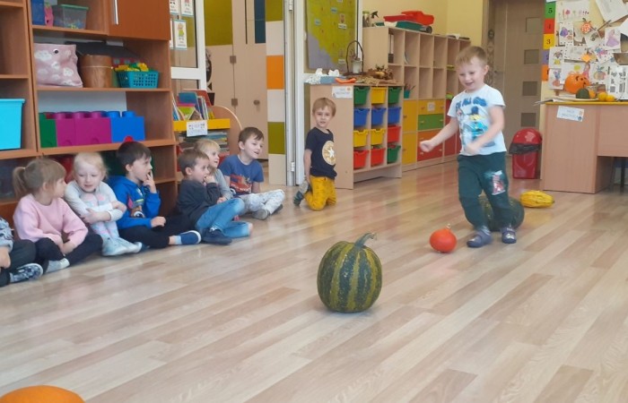 Dzień dyni 

Jak co roku, wraz z końcem października, nasze przedszkolaki obchodziły święto dyni. Tego dnia dzieci miały okazję rozszerzyć swoją wiedzę na temat dyń. Poznaliśmy ich różne rodzaje, sprawdziliśmy co skrywają w środku, a nawet upiekliśmy własne w mikrofalówce :) Dyniowym zabawom nie było końca. Teraz z utęsknieniem będziemy czekać do następnego spotkania :) 
