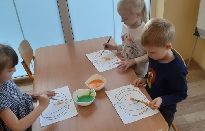 Dzień dyni 

Jak co roku, wraz z końcem października, nasze przedszkolaki obchodziły święto dyni. Tego dnia dzieci miały okazję rozszerzyć swoją wiedzę na temat dyń. Poznaliśmy ich różne rodzaje, sprawdziliśmy co skrywają w środku, a nawet upiekliśmy własne w mikrofalówce :) Dyniowym zabawom nie było końca. Teraz z utęsknieniem będziemy czekać do następnego spotkania :) 
