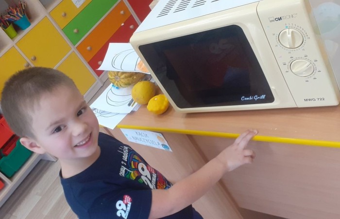 Dzień dyni 

Jak co roku, wraz z końcem października, nasze przedszkolaki obchodziły święto dyni. Tego dnia dzieci miały okazję rozszerzyć swoją wiedzę na temat dyń. Poznaliśmy ich różne rodzaje, sprawdziliśmy co skrywają w środku, a nawet upiekliśmy własne w mikrofalówce :) Dyniowym zabawom nie było końca. Teraz z utęsknieniem będziemy czekać do następnego spotkania :) 
