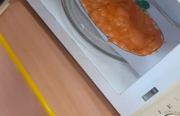 Dzień dyni 

Jak co roku, wraz z końcem października, nasze przedszkolaki obchodziły święto dyni. Tego dnia dzieci miały okazję rozszerzyć swoją wiedzę na temat dyń. Poznaliśmy ich różne rodzaje, sprawdziliśmy co skrywają w środku, a nawet upiekliśmy własne w mikrofalówce :) Dyniowym zabawom nie było końca. Teraz z utęsknieniem będziemy czekać do następnego spotkania :) 
