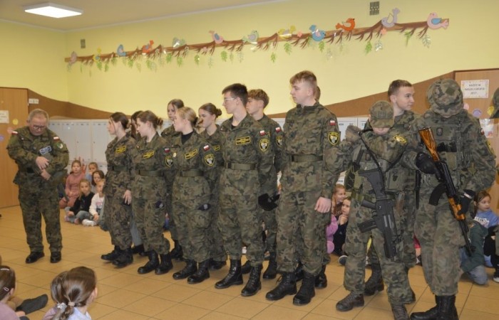 14 listopada naszą szkołę odwiedzili uczniowie klasy mundurowej Zespołu Szkół Ekonomicznych i Technicznych w Pasłęku pod opieką Majora Bolesława Czechowskiego. Najpierw w spotkaniu uczestniczyli uczniowie klas młodszych, a następnie siódmo- i ósmoklasiści. Wzbogaciliśmy naszą wiedzę, a przy okazji 