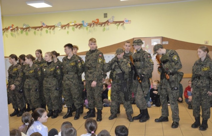 14 listopada naszą szkołę odwiedzili uczniowie klasy mundurowej Zespołu Szkół Ekonomicznych i Technicznych w Pasłęku pod opieką Majora Bolesława Czechowskiego. Najpierw w spotkaniu uczestniczyli uczniowie klas młodszych, a następnie siódmo- i ósmoklasiści. Wzbogaciliśmy naszą wiedzę, a przy okazji 