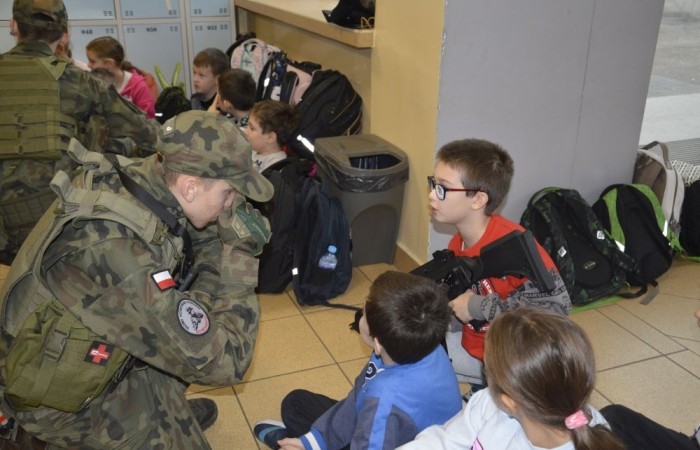 14 listopada naszą szkołę odwiedzili uczniowie klasy mundurowej Zespołu Szkół Ekonomicznych i Technicznych w Pasłęku pod opieką Majora Bolesława Czechowskiego. Najpierw w spotkaniu uczestniczyli uczniowie klas młodszych, a następnie siódmo- i ósmoklasiści. Wzbogaciliśmy naszą wiedzę, a przy okazji 