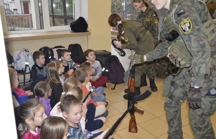 14 listopada naszą szkołę odwiedzili uczniowie klasy mundurowej Zespołu Szkół Ekonomicznych i Technicznych w Pasłęku pod opieką Majora Bolesława Czechowskiego. Najpierw w spotkaniu uczestniczyli uczniowie klas młodszych, a następnie siódmo- i ósmoklasiści. Wzbogaciliśmy naszą wiedzę, a przy okazji 