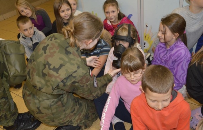 14 listopada naszą szkołę odwiedzili uczniowie klasy mundurowej Zespołu Szkół Ekonomicznych i Technicznych w Pasłęku pod opieką Majora Bolesława Czechowskiego. Najpierw w spotkaniu uczestniczyli uczniowie klas młodszych, a następnie siódmo- i ósmoklasiści. Wzbogaciliśmy naszą wiedzę, a przy okazji 