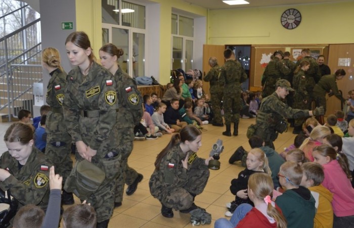 14 listopada naszą szkołę odwiedzili uczniowie klasy mundurowej Zespołu Szkół Ekonomicznych i Technicznych w Pasłęku pod opieką Majora Bolesława Czechowskiego. Najpierw w spotkaniu uczestniczyli uczniowie klas młodszych, a następnie siódmo- i ósmoklasiści. Wzbogaciliśmy naszą wiedzę, a przy okazji 