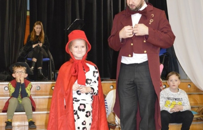 3 grudnia odwiedziła nas ponownie Agencja Artystyczna „Mat”. Jak się pewnie domyślacie, tym razem było nie tylko bajecznie, ale też świątecznie. W repertuarze królowały kolędy, których echo jeszcze długo wybrzmiewało na szkolnych korytarzach. A jak sprawdzili się nasi mali aktorzy? Zobaczcie na zdjęciach. 
