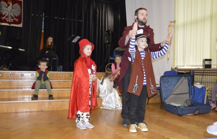 3 grudnia odwiedziła nas ponownie Agencja Artystyczna „Mat”. Jak się pewnie domyślacie, tym razem było nie tylko bajecznie, ale też świątecznie. W repertuarze królowały kolędy, których echo jeszcze długo wybrzmiewało na szkolnych korytarzach. A jak sprawdzili się nasi mali aktorzy? Zobaczcie na zdjęciach. 
