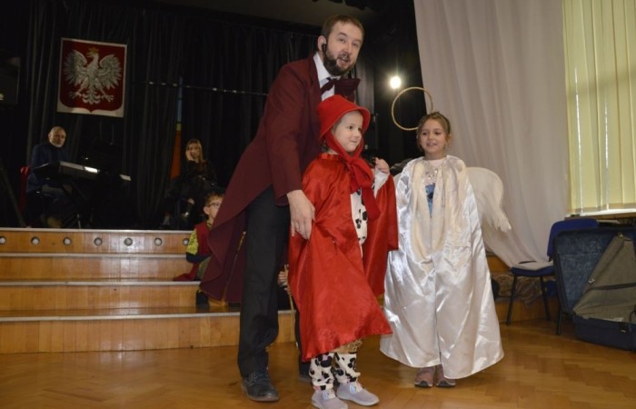 3 grudnia odwiedziła nas ponownie Agencja Artystyczna „Mat”. Jak się pewnie domyślacie, tym razem było nie tylko bajecznie, ale też świątecznie. W repertuarze królowały kolędy, których echo jeszcze długo wybrzmiewało na szkolnych korytarzach. A jak sprawdzili się nasi mali aktorzy? Zobaczcie na zdjęciach. 
