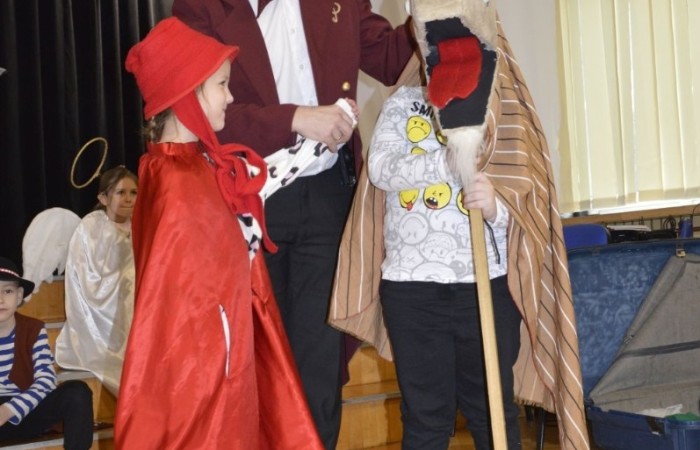 3 grudnia odwiedziła nas ponownie Agencja Artystyczna „Mat”. Jak się pewnie domyślacie, tym razem było nie tylko bajecznie, ale też świątecznie. W repertuarze królowały kolędy, których echo jeszcze długo wybrzmiewało na szkolnych korytarzach. A jak sprawdzili się nasi mali aktorzy? Zobaczcie na zdjęciach. 
