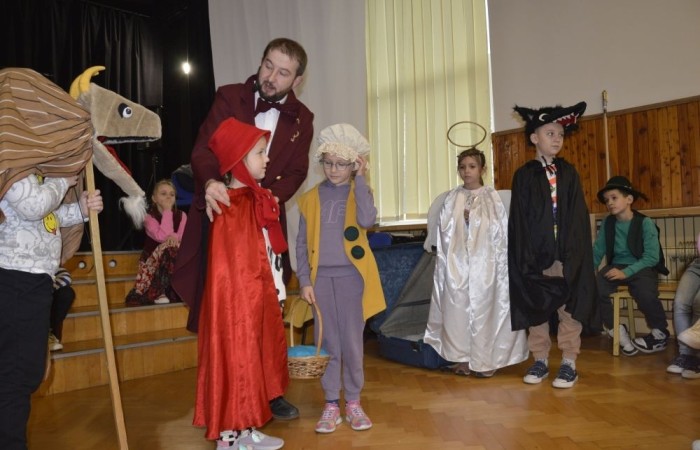 3 grudnia odwiedziła nas ponownie Agencja Artystyczna „Mat”. Jak się pewnie domyślacie, tym razem było nie tylko bajecznie, ale też świątecznie. W repertuarze królowały kolędy, których echo jeszcze długo wybrzmiewało na szkolnych korytarzach. A jak sprawdzili się nasi mali aktorzy? Zobaczcie na zdjęciach. 
