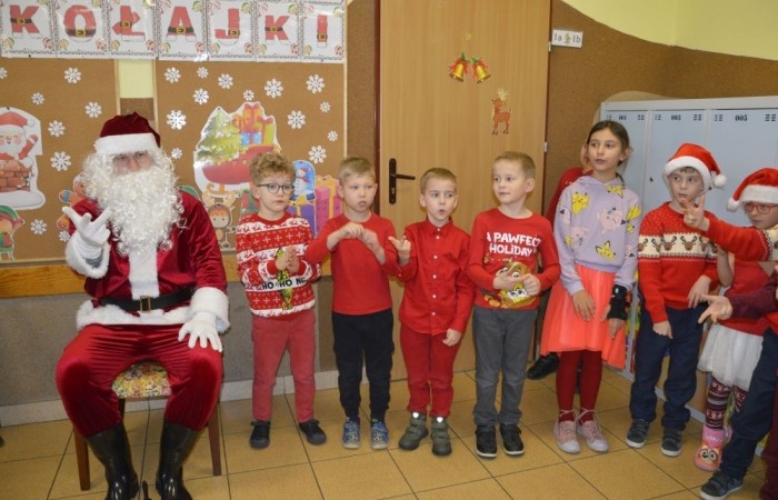 6 grudnia naszą szkołę odwiedził wyjątkowy gość – sam Święty Mikołaj! Z workiem pełnym prezentów i ogromnym uśmiechem na twarzy sprawił, że dzień stał się naprawdę magiczny. 
Dzieci z radością śpiewały piosenki, tańczyły i chętnie robiły sobie zdjęcia z Mikołajem. A jego pomocnicy zadbali o to, aby nikt nie został pominięty – każdy uczeń otrzymał drobny upominek i garść świątecznej radości. 
Ten dzień na długo pozostanie w naszych sercach. Dziękujemy Mikołajowi za odwiedziny i czekamy na kolejne spotkanie za rok!
