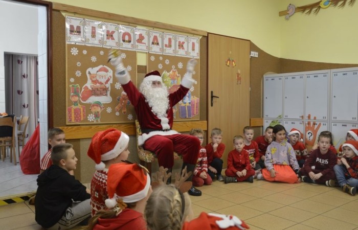 6 grudnia naszą szkołę odwiedził wyjątkowy gość – sam Święty Mikołaj! Z workiem pełnym prezentów i ogromnym uśmiechem na twarzy sprawił, że dzień stał się naprawdę magiczny. 
Dzieci z radością śpiewały piosenki, tańczyły i chętnie robiły sobie zdjęcia z Mikołajem. A jego pomocnicy zadbali o to, aby nikt nie został pominięty – każdy uczeń otrzymał drobny upominek i garść świątecznej radości. 
Ten dzień na długo pozostanie w naszych sercach. Dziękujemy Mikołajowi za odwiedziny i czekamy na kolejne spotkanie za rok!
