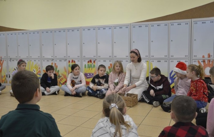 Na początku grudnia uczniowie klasy 2b mieli niezwykłą okazję uczestniczyć w bożonarodzeniowych warsztatach plastycznych, które poprowadziła Pani Natalia Misiułajtis, mama jednego z naszych uczniów.
Dzieci z ogromnym zaangażowaniem tworzyły piękne ozdoby świąteczne i dekorowały choinki. Było mnóstwo radości i twórczej energii. 
Serdecznie dziękujemy Pani Natalii za poświęcony czas, cierpliwość i wspaniałe pomysły. To był magiczny moment, który na długo pozostanie w pamięci dzieci. 
