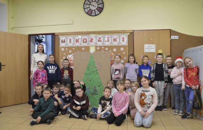 Na początku grudnia uczniowie klasy 2b mieli niezwykłą okazję uczestniczyć w bożonarodzeniowych warsztatach plastycznych, które poprowadziła Pani Natalia Misiułajtis, mama jednego z naszych uczniów.
Dzieci z ogromnym zaangażowaniem tworzyły piękne ozdoby świąteczne i dekorowały choinki. Było mnóstwo radości i twórczej energii. 
Serdecznie dziękujemy Pani Natalii za poświęcony czas, cierpliwość i wspaniałe pomysły. To był magiczny moment, który na długo pozostanie w pamięci dzieci. 
