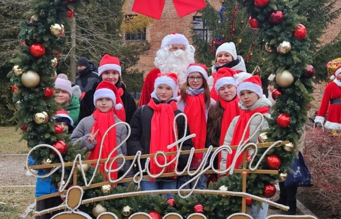 Dnia 14 grudnia nasi uczniowie  w świątecznych nastrojach kolędowali wraz z mieszkańcami Pasłęka.
Zespół wokalny zaśpiewał piosenkę ,,Święta w Nas