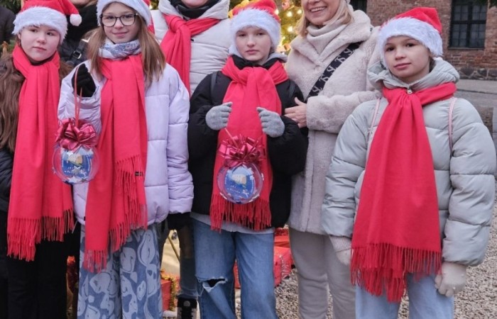 Dnia 14 grudnia nasi uczniowie  w świątecznych nastrojach kolędowali wraz z mieszkańcami Pasłęka.
Zespół wokalny zaśpiewał piosenkę ,,Święta w Nas