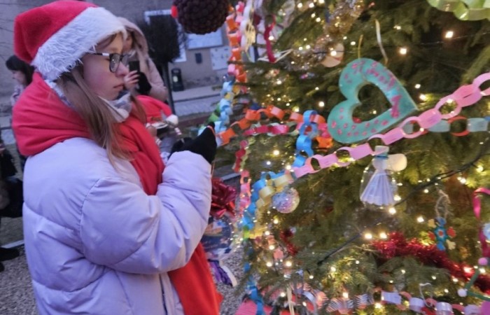 Dnia 14 grudnia nasi uczniowie  w świątecznych nastrojach kolędowali wraz z mieszkańcami Pasłęka.
Zespół wokalny zaśpiewał piosenkę ,,Święta w Nas