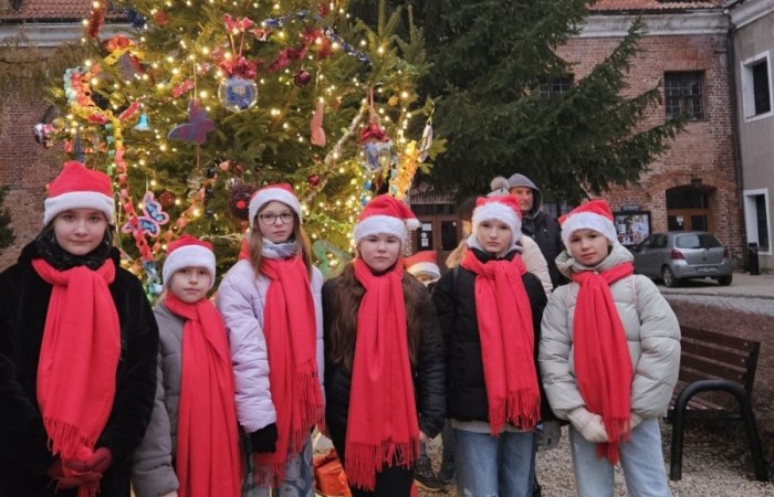 Dnia 14 grudnia nasi uczniowie  w świątecznych nastrojach kolędowali wraz z mieszkańcami Pasłęka.
Zespół wokalny zaśpiewał piosenkę ,,Święta w Nas