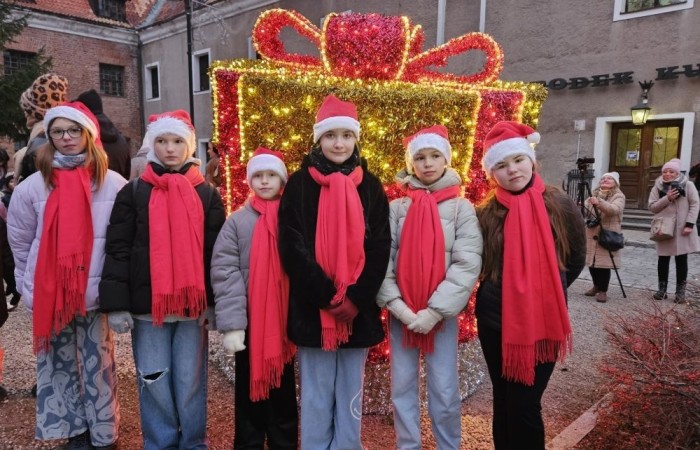 Dnia 14 grudnia nasi uczniowie  w świątecznych nastrojach kolędowali wraz z mieszkańcami Pasłęka.
Zespół wokalny zaśpiewał piosenkę ,,Święta w Nas