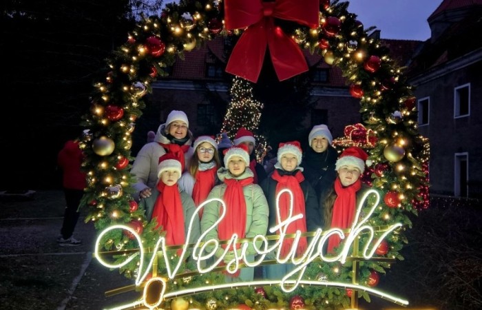 Dnia 14 grudnia nasi uczniowie  w świątecznych nastrojach kolędowali wraz z mieszkańcami Pasłęka.
Zespół wokalny zaśpiewał piosenkę ,,Święta w Nas