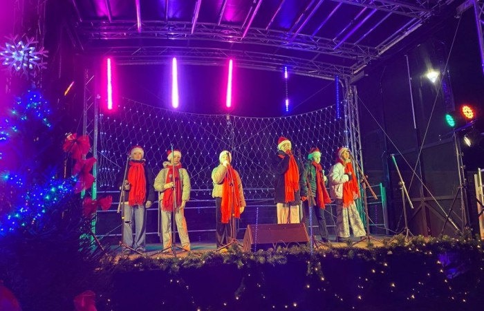 Dnia 14 grudnia nasi uczniowie  w świątecznych nastrojach kolędowali wraz z mieszkańcami Pasłęka.
Zespół wokalny zaśpiewał piosenkę ,,Święta w Nas