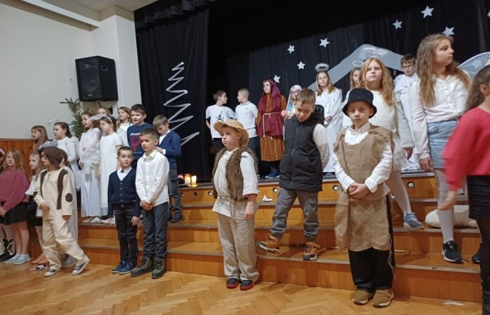 Jasełka to widowisko o Bożym Narodzeniu, które od wieków wpisane są w polska tradycję oraz jak corocznie były wystawiane w naszej szkole. W tym roku zostały przygotowane przez uczniów klas trzecich.
Program jasełek przedstawiał w sposób oryginalny i bardzo wymowny objawienie Daru Bożego Narodzenia. Piękna, skromna dekoracja, bardzo starannie przygotowane stroje Marii, Józefa, aniołów, pasterzy i dzieci przyciągały uwagę oglądających. Były tańce, śpiew z muzyką, gra światłem i przepiękne Polskie kolędy. Wszyscy poczuliśmy się jedną rodziną, w której panuje radość, wzajemna życzliwość i zrozumienie.
Serdecznie dziękujemy uczniom klas 3 za zaangażowanie w to przedsięwzięcie, których talenty aktorskie i muzyczne mogliśmy podziwiać.
Dziękujemy również rodzicom klas trzecich, którzy włożyli dużo starań, aby stroje młodych aktorów idealnie pasowały do odgrywanych przez nich ról.