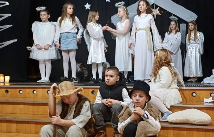 Jasełka to widowisko o Bożym Narodzeniu, które od wieków wpisane są w polska tradycję oraz jak corocznie były wystawiane w naszej szkole. W tym roku zostały przygotowane przez uczniów klas trzecich.
Program jasełek przedstawiał w sposób oryginalny i bardzo wymowny objawienie Daru Bożego Narodzenia. Piękna, skromna dekoracja, bardzo starannie przygotowane stroje Marii, Józefa, aniołów, pasterzy i dzieci przyciągały uwagę oglądających. Były tańce, śpiew z muzyką, gra światłem i przepiękne Polskie kolędy. Wszyscy poczuliśmy się jedną rodziną, w której panuje radość, wzajemna życzliwość i zrozumienie.
Serdecznie dziękujemy uczniom klas 3 za zaangażowanie w to przedsięwzięcie, których talenty aktorskie i muzyczne mogliśmy podziwiać.
Dziękujemy również rodzicom klas trzecich, którzy włożyli dużo starań, aby stroje młodych aktorów idealnie pasowały do odgrywanych przez nich ról.