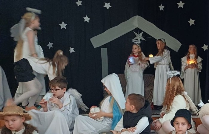 Jasełka to widowisko o Bożym Narodzeniu, które od wieków wpisane są w polska tradycję oraz jak corocznie były wystawiane w naszej szkole. W tym roku zostały przygotowane przez uczniów klas trzecich.
Program jasełek przedstawiał w sposób oryginalny i bardzo wymowny objawienie Daru Bożego Narodzenia. Piękna, skromna dekoracja, bardzo starannie przygotowane stroje Marii, Józefa, aniołów, pasterzy i dzieci przyciągały uwagę oglądających. Były tańce, śpiew z muzyką, gra światłem i przepiękne Polskie kolędy. Wszyscy poczuliśmy się jedną rodziną, w której panuje radość, wzajemna życzliwość i zrozumienie.
Serdecznie dziękujemy uczniom klas 3 za zaangażowanie w to przedsięwzięcie, których talenty aktorskie i muzyczne mogliśmy podziwiać.
Dziękujemy również rodzicom klas trzecich, którzy włożyli dużo starań, aby stroje młodych aktorów idealnie pasowały do odgrywanych przez nich ról.